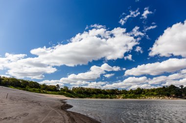 Gökyüzü ve nehir boyunca Mekong Tayland parlak gökyüzü üzerinde.