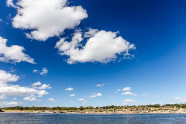 Gökyüzü ve nehir boyunca Mekong Tayland parlak gökyüzü üzerinde.