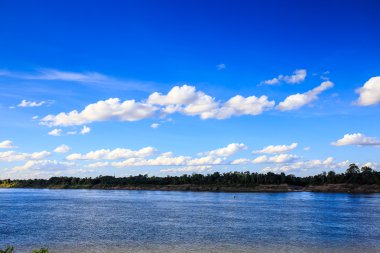 Gökyüzü ve nehir boyunca Mekong Tayland parlak gökyüzü üzerinde.