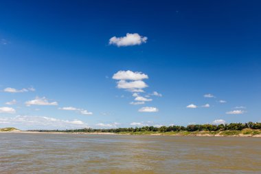 Gökyüzü ve nehir boyunca Mekong Tayland parlak gökyüzü üzerinde.