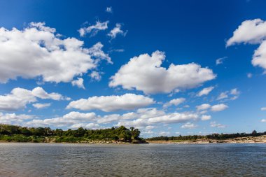 Gökyüzü ve nehir boyunca Mekong Tayland parlak gökyüzü üzerinde.