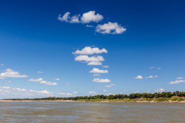Gökyüzü ve nehir boyunca Mekong Tayland parlak gökyüzü üzerinde.