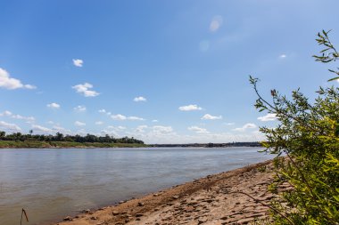 Gökyüzü ve nehir boyunca Mekong Tayland parlak gökyüzü üzerinde.