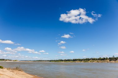 Gökyüzü ve nehir boyunca Mekong Tayland parlak gökyüzü üzerinde.