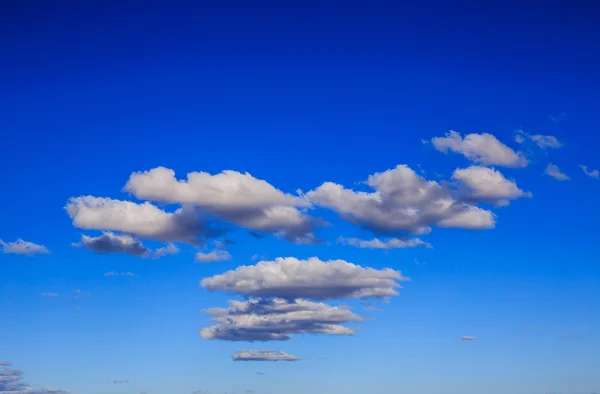 Cielo azul con primer plano de nubes — Foto de Stock