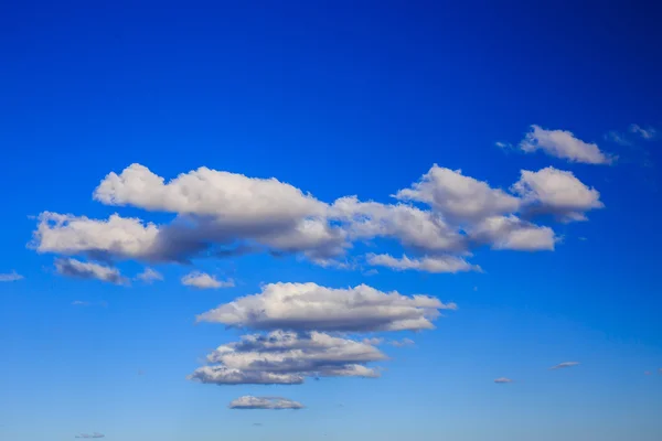 Blå himmel med moln närbild — Stockfoto