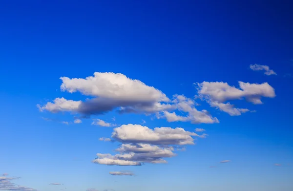 Blå himmel med moln närbild — Stockfoto