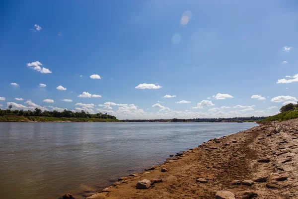 Gökyüzü ve nehir boyunca Mekong Tayland parlak gökyüzü üzerinde.