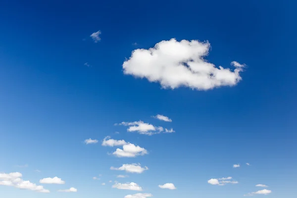 Cielo azul con primer plano de nubes —  Fotos de Stock