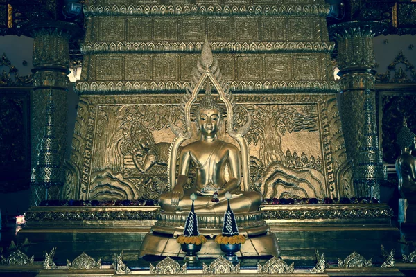 Ubon Ratchathani, Thaïlande - 1er janvier 2016 : Art thaïlandais dans la pagode au temple Phrathat Nong Bua à Ubon Ratchathani, Thaïlande le 1er janvier 2016 — Photo