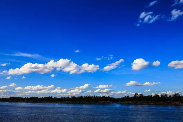 Gökyüzü ve nehir boyunca Mekong Tayland parlak gökyüzü üzerinde.