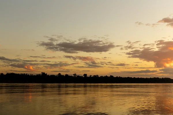 Kleur van de hemel die ochtend Mekong rivier Ubon Ratchathani, Tha — Stockfoto