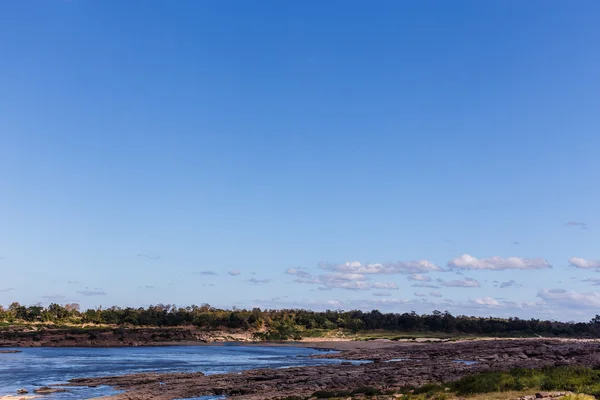 Cielo y río En el cielo brillante a lo largo del Mekong Tailandia . —  Fotos de Stock