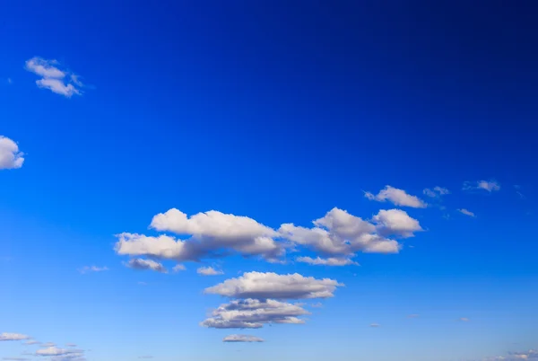 Cielo azul con primer plano de nubes — Foto de Stock