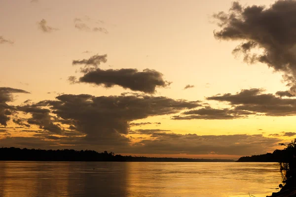 Tha 湄公河河乌汶府，那天早上天空的颜色 — 图库照片