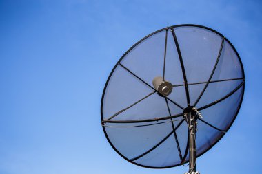 Uydu çanağı çatı gökyüzü arka plan üzerinde