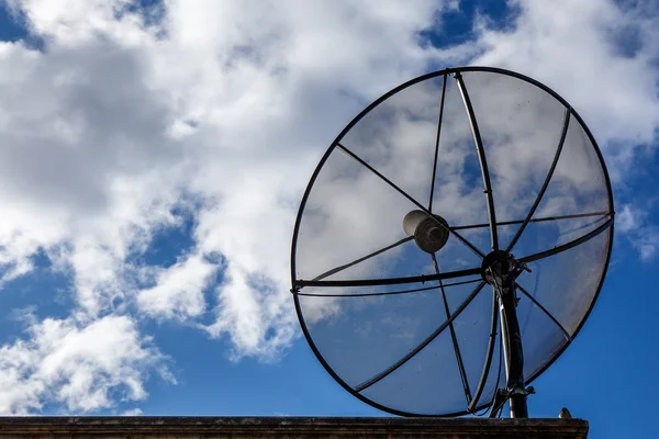 Antena parabólica no telhado céu fundo — Fotografia de Stock