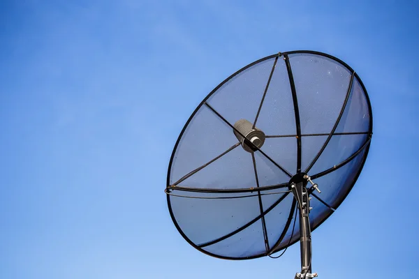 Спутниковая тарелка на фоне неба на крыше — стоковое фото