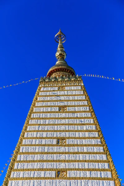 Ubon Ratchathani, Tailandia - 1 de enero de 2016: Arte tailandés en Pagoda en el templo Phrathat Nong Bua en Ubon Ratchathani, Tailandia el 1 de enero de 2016 — Foto de Stock