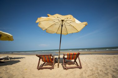 Bir çift plaj sandalyesi
