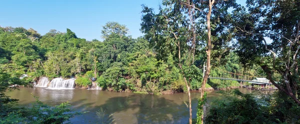 Sai Yok Yai cachoeira com ponte de suspensão Fotografias De Stock Royalty-Free