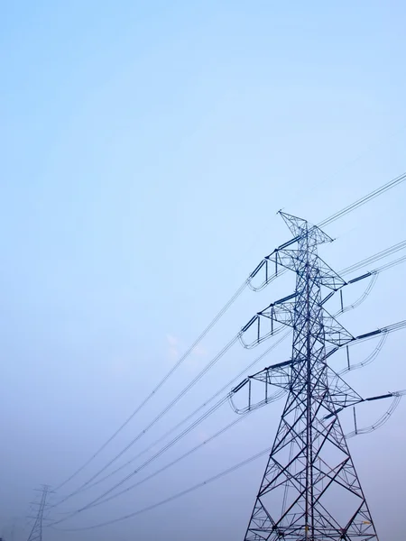 높은 전압 기둥 — 스톡 사진