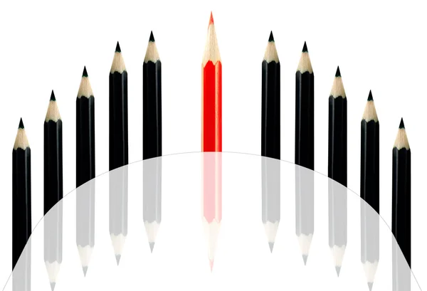 Lápiz rojo entre lápices negros — Foto de Stock