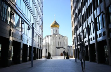 Gökdelenler arasında küçük kilise