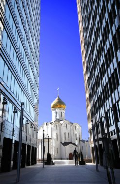 Gökdelenler arasında küçük kilise