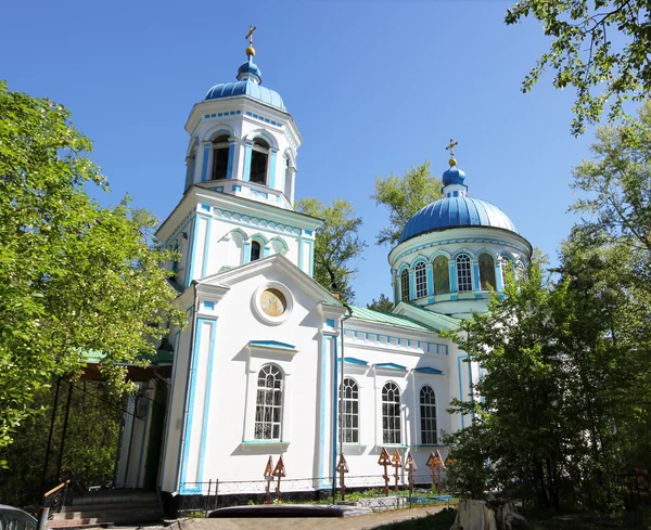 Den lilla kyrkan i skogen — Stockfoto