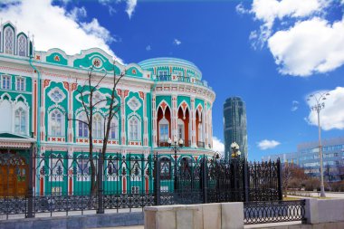 Antik Bina ve modern gökdelen Yekaterinburg