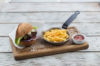 patates kızartması ve hamburger