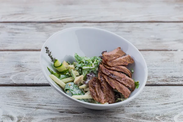 Viande grillée et salade — Photo