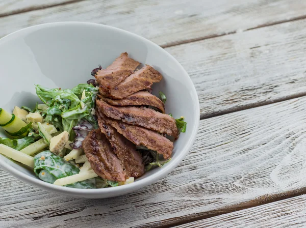 Viande grillée et salade — Photo