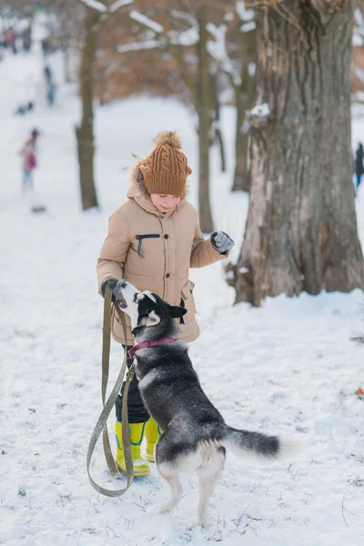 Junge mit Hund im Schnee — Stockfoto