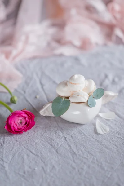 Bolo de merengue e flores em vaso — Fotografia de Stock