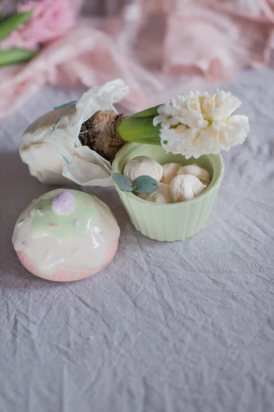 Bolo de merengue e flores em vaso — Fotografia de Stock