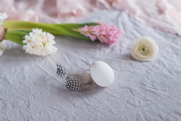 Zátiší vajíčko a květiny — Stock fotografie