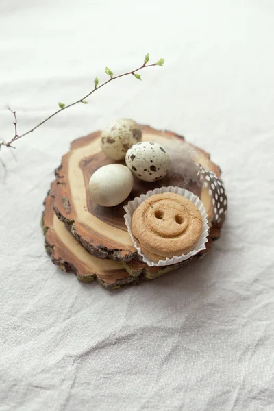 Yalan bir ahşap güverte üzerine Bıldırcın yumurta ve bisküvi — Stok fotoğraf