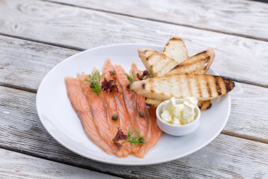 Tuzlanmış somon balığı ve ekmek