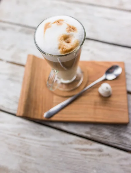 Glas tuimelaar latte — Stockfoto