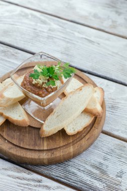 Bitkisel havyar ve ekmek