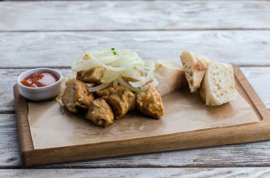 Kurulu barbekü sosu ile