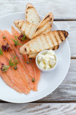 Tuzlanmış somon balığı ve ekmek