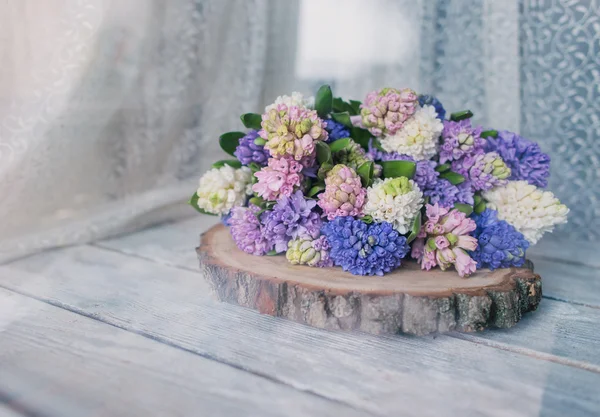 木の板にヒヤシンスの花束 — ストック写真