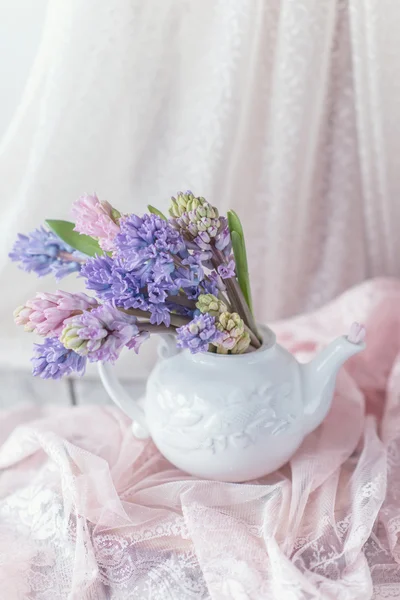 Théière blanche avec bouquet de jacinthe — Photo