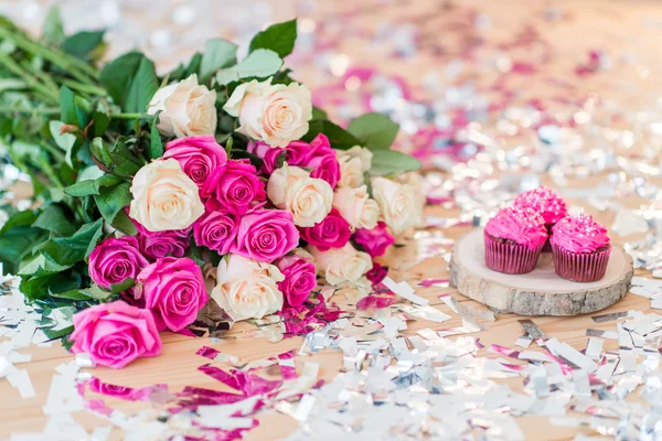 Strauß Rosen und Kuchen — Stockfoto