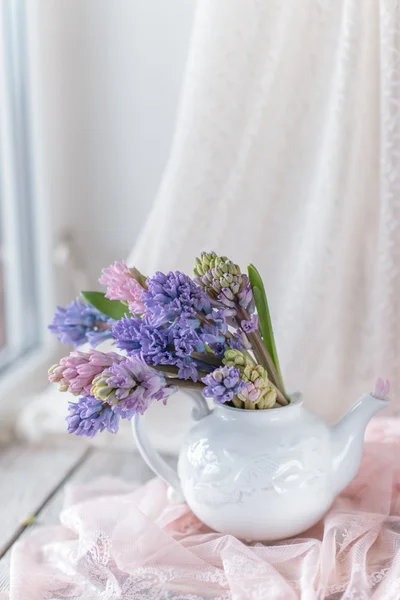 Teiera bianca con bouquet di giacinto — Foto Stock