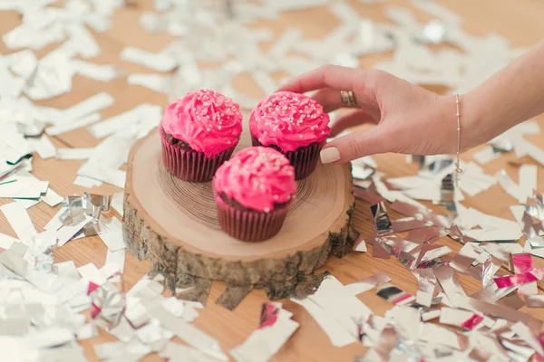 Dish with pink cupcakes — Stock Photo, Image