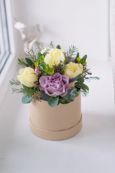 Caixa com um monte de flores — Fotografia de Stock